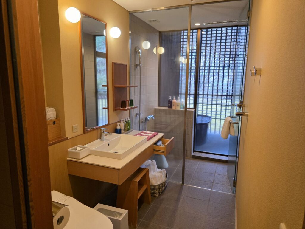 洗面所と露天風呂