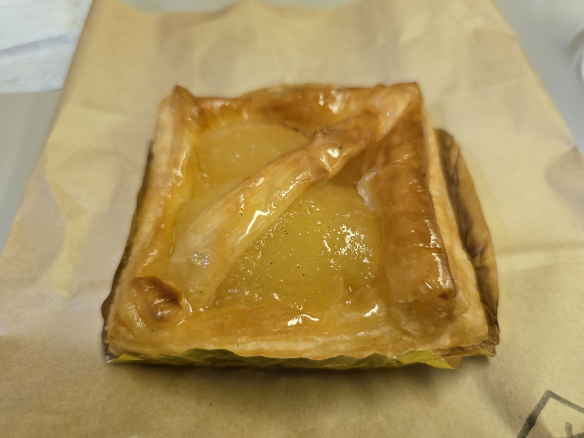 新幹線車内で食べた青森りんごの焼きたてアップルパイ