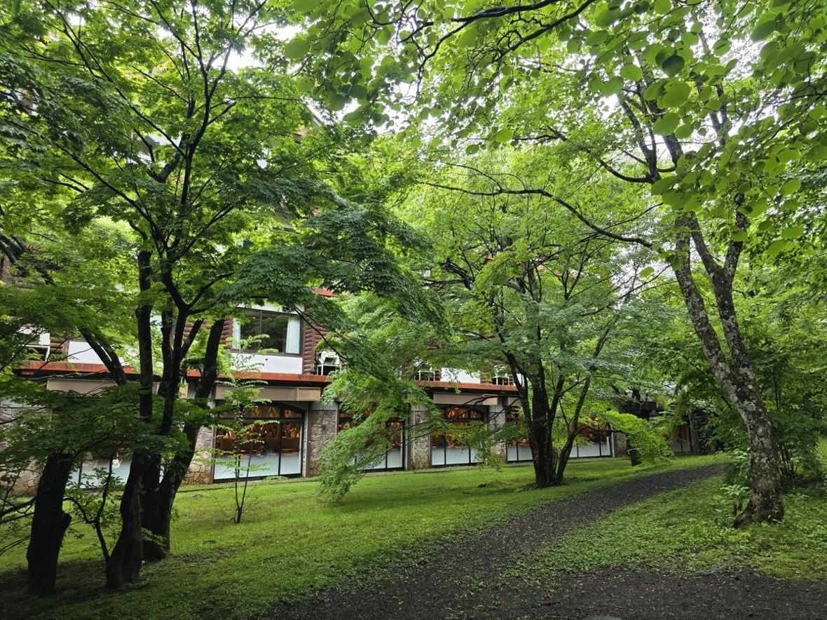 朝の散策路から見た奥入瀬渓流ホテルの朝食会場