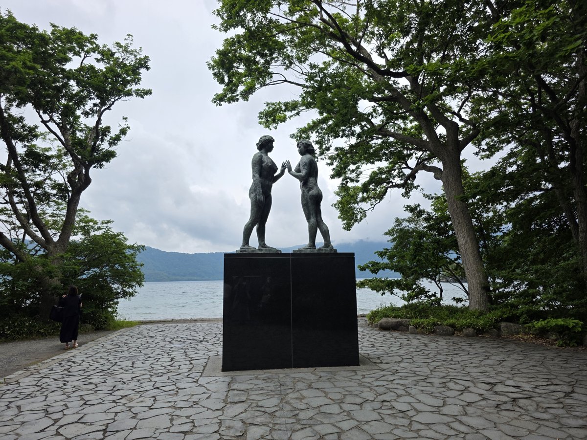 十和田湖畔に立つ乙女の像